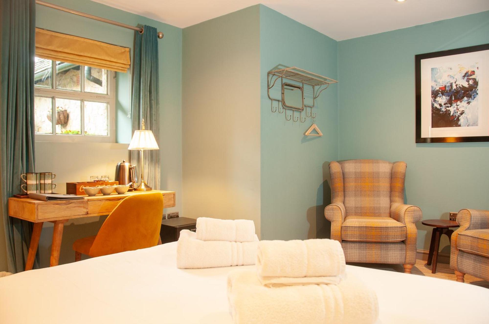 Bed and Breakfast The Cowdray Arms Worth  Exterior foto